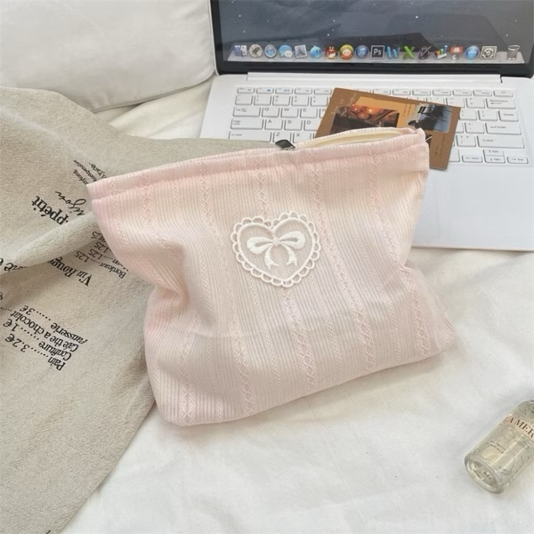 Pouch Makeup Pita Hati