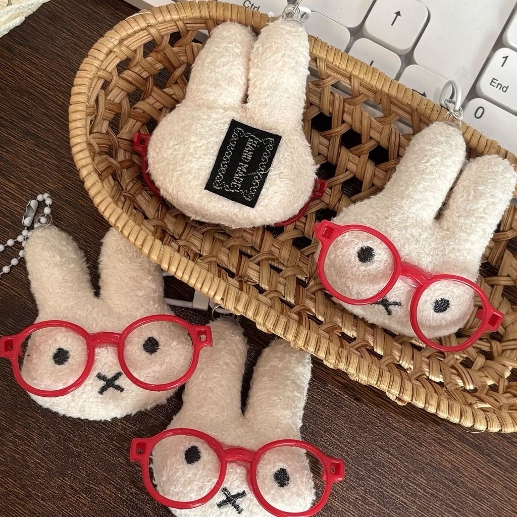 Gantungan Miffy Kacamata